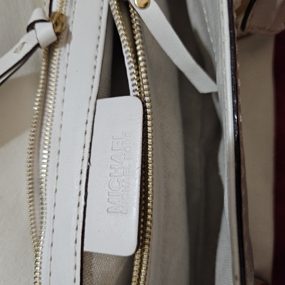 Michael Kors White Berkley Shoulder Bag - Picture 7 of 16